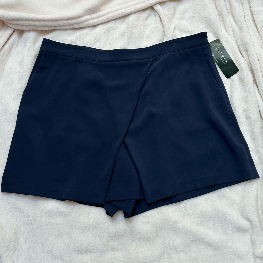 Lauren Ralph Lauren Flowing Criss Cross Front Pleated Shorts Side Zip & Pockets